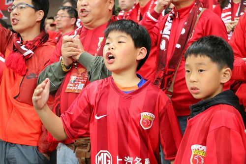 Tóc Ngắn Uốn Cụp